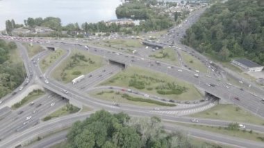 Arabalar yolda gidiyor. Ağır çekim. Kyiv. Ukrayna. Hava, gri, düz