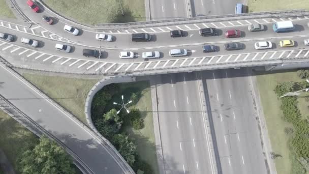 汽车在路上行驶.慢动作Kyiv 。乌克兰。空中、灰色、平坦 — 图库视频影像