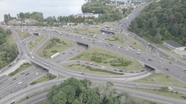 차들은 도로 위를 달리고. 느린 동작. 키프. 우크라이나. 공중, 회색, 평평 한 곳 — 비디오