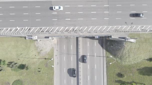 Los coches viajan por la carretera. En cámara lenta. Kiev. Ucrania. Aérea, gris, plana — Vídeos de Stock