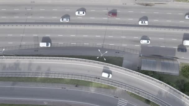 Mobil naik di jalan. Gerakan lambat. Kyiv. Ukraina. Udara, abu-abu, datar — Stok Video