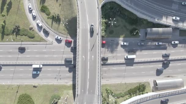 Autos fahren auf der Straße. Zeitlupe. Kiew. Ukraine. Luft, grau, flach — Stockvideo