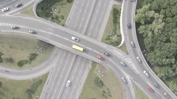 Os carros andam na estrada. Movimento lento. Kiev. Ucrânia. Aéreo, cinza, plano — Vídeo de Stock