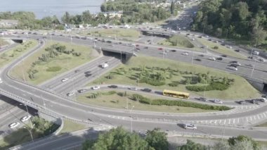 Arabalar yolda gidiyor. Ağır çekim. Kyiv. Ukrayna. Hava, gri, düz