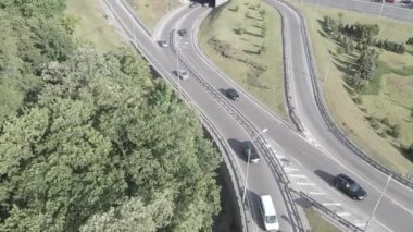 Arabalar yolda gidiyor. Ağır çekim. Kyiv. Ukrayna. Hava, gri, düz