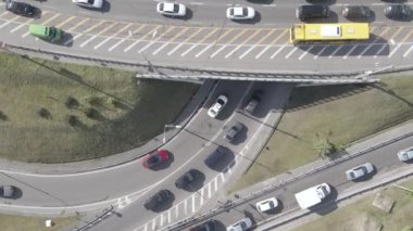 Arabalar yolda gidiyor. Ağır çekim. Kyiv. Ukrayna. Hava, gri, düz