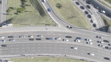 Arabalar yolda gidiyor. Ağır çekim. Kyiv. Ukrayna. Hava, gri, düz
