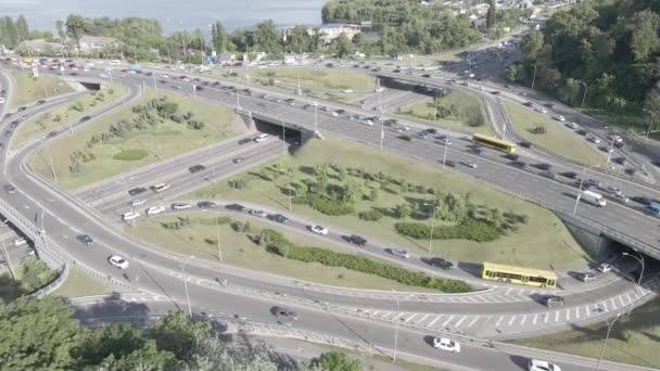 汽车在路上行驶.慢动作Kyiv 。乌克兰。空中、灰色、平坦 — 图库视频影像