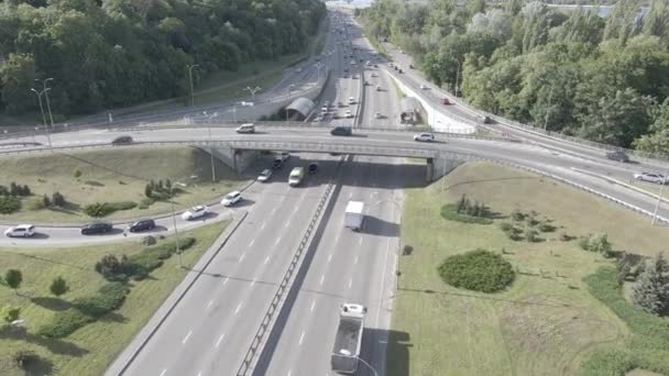 Os carros andam na estrada. Movimento lento. Kiev. Ucrânia. Aéreo, cinza, plano — Vídeo de Stock