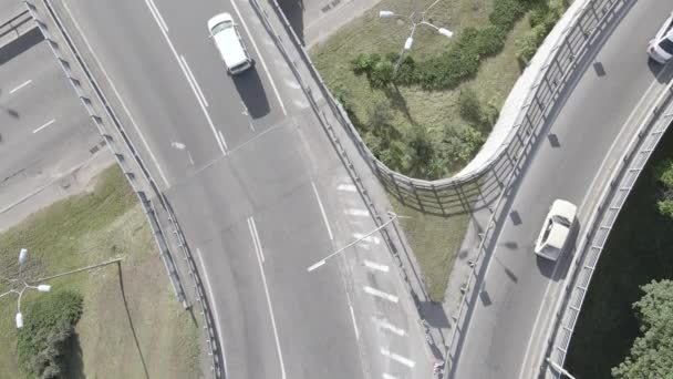 Os carros andam na estrada. Movimento lento. Kiev. Ucrânia. Aéreo, cinza, plano — Vídeo de Stock