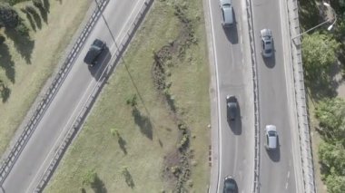 Arabalar yolda gidiyor. Ağır çekim. Kyiv. Ukrayna. Hava, gri, düz