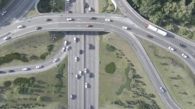 Arabalar yolda gidiyor. Ağır çekim. Kyiv. Ukrayna. Hava, gri, düz