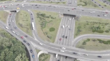 Arabalar yolda gidiyor. Ağır çekim. Kyiv. Ukrayna. Hava, gri, düz