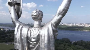 Ukrayna 'nın Kyiv kentinin mimarisi: Anavatan Anıtı' nın havadan görünüşü. Yavaş çekim