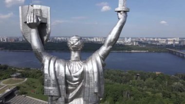 Ukrayna 'nın Kyiv kentinin mimarisi: Anavatan Anıtı' nın havadan görünüşü. Yavaş çekim