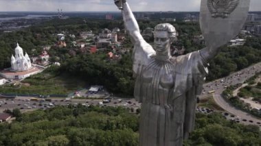 Ukrayna 'nın Kyiv kentinin mimarisi: Anavatan Anıtı' nın havadan görünüşü. Yavaş çekim