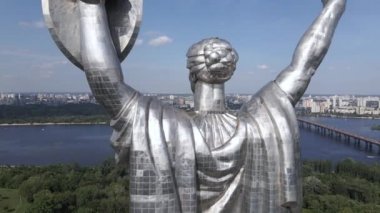 Ukrayna 'nın Kyiv kentinin mimarisi: Anavatan Anıtı' nın havadan görünüşü. Yavaş çekim