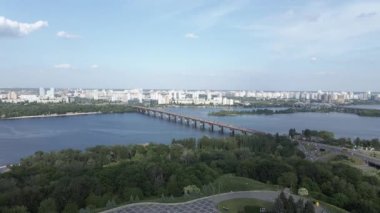 Ukrayna 'nın Kyiv kentinin mimarisi: Anavatan Anıtı' nın havadan görünüşü. Yavaş çekim