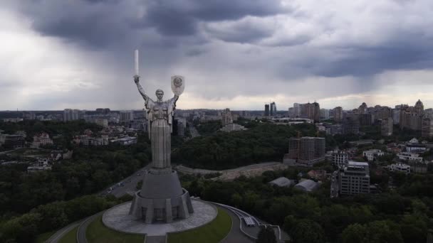 Ukrayna 'nın Kyiv kentinin mimarisi: Anavatan Anıtı' nın havadan görünüşü. Yavaş çekim — Stok video