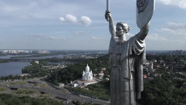 Die Architektur von Kiew, Ukraine: Luftaufnahme des Mutterland-Denkmals. Zeitlupe — Stockvideo