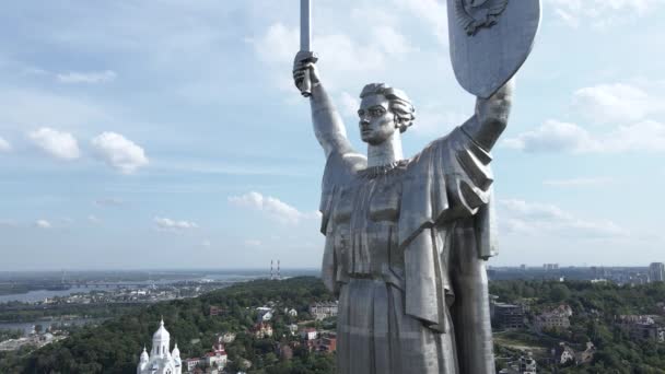 The architecture of Kyiv, Ukraine: Aerial view of the Motherland Monument. Movimiento lento — Vídeo de stock