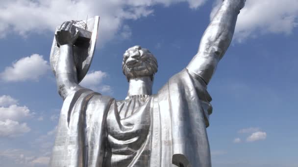 The architecture of Kyiv, Ukraine: Aerial view of the Motherland Monument. Movimiento lento — Vídeos de Stock