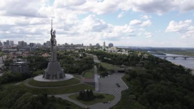Ukrayna 'nın Kyiv kentinin mimarisi: Anavatan Anıtı' nın havadan görünüşü. Yavaş çekim