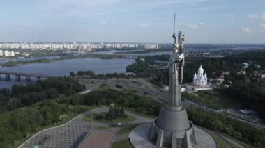 Ukrayna 'nın Kyiv kentinin mimarisi: Anavatan Anıtı' nın havadan görünüşü. Yavaş çekim