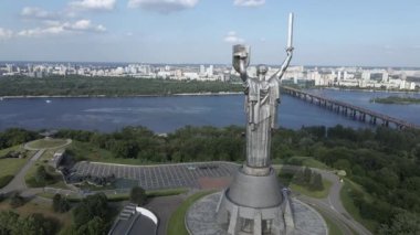 Ukrayna 'nın Kyiv kentinin mimarisi: Anavatan Anıtı' nın havadan görünüşü. Yavaş çekim