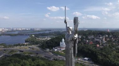Ukrayna 'nın Kyiv kentinin mimarisi: Anavatan Anıtı' nın havadan görünüşü. Yavaş çekim