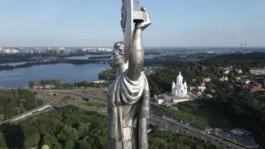 Ukrayna 'nın Kyiv kentinin mimarisi: Anavatan Anıtı' nın havadan görünüşü. Yavaş çekim