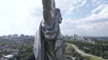 Ukrayna 'nın Kyiv kentinin mimarisi: Anavatan Anıtı' nın havadan görünüşü. Yavaş çekim