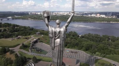 Ukrayna 'nın Kyiv kentinin mimarisi: Anavatan Anıtı' nın havadan görünüşü. Yavaş çekim