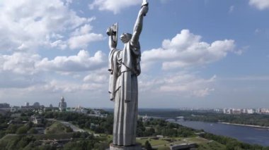 Ukrayna 'nın Kyiv kentinin mimarisi: Anavatan Anıtı' nın havadan görünüşü. Yavaş çekim