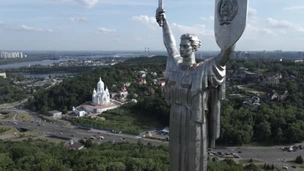 Die Architektur von Kiew, Ukraine: Luftaufnahme des Mutterland-Denkmals. Zeitlupe — Stockvideo