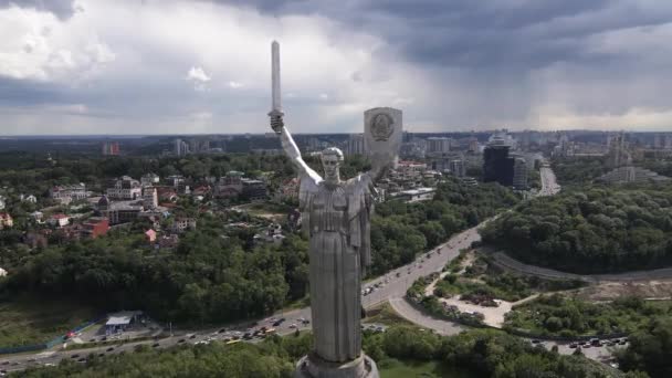 乌克兰基辅的建筑：祖国纪念碑的空中景观。慢动作 — 图库视频影像