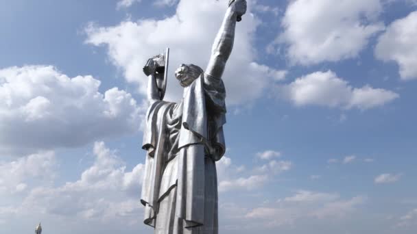 L'architettura di Kiev, Ucraina: Veduta aerea del Monumento della Patria. Rallentatore — Video Stock