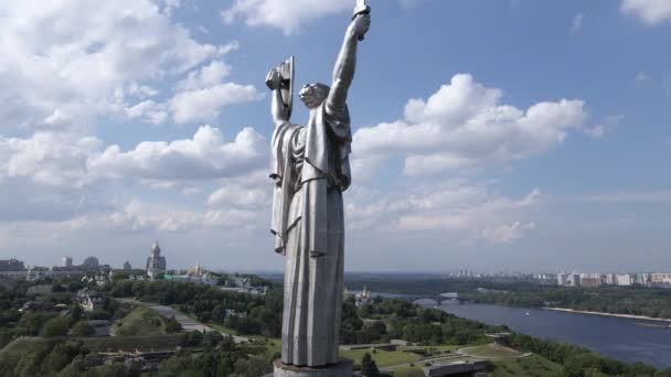 Архитектура Киева, Украина: Воздушный вид на памятник Отечеству. Медленное движение — стоковое видео