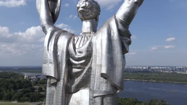 The architecture of Kyiv, Ukraine: Aerial view of the Motherland Monument. Movimiento lento — Vídeo de stock