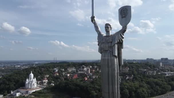 Architektura Kyjeva, Ukrajina: Letecký pohled na Památník vlasti. Zpomalený pohyb — Stock video