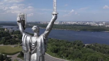 Ukrayna 'nın Kyiv kentinin mimarisi: Anavatan Anıtı' nın havadan görünüşü. Yavaş çekim