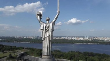Ukrayna 'nın Kyiv kentinin mimarisi: Anavatan Anıtı' nın havadan görünüşü. Yavaş çekim