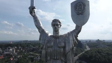 Ukrayna 'nın Kyiv kentinin mimarisi: Anavatan Anıtı' nın havadan görünüşü. Yavaş çekim