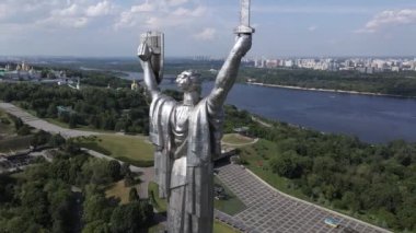 Ukrayna 'nın Kyiv kentinin mimarisi: Anavatan Anıtı' nın havadan görünüşü. Yavaş çekim