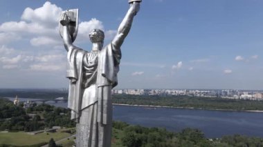 Ukrayna 'nın Kyiv kentinin mimarisi: Anavatan Anıtı' nın havadan görünüşü. Yavaş çekim