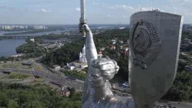 Ukrayna 'nın Kyiv kentinin mimarisi: Anavatan Anıtı' nın havadan görünüşü. Yavaş çekim
