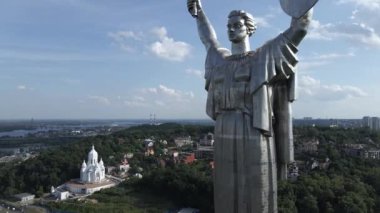Ukrayna 'nın Kyiv kentinin mimarisi: Anavatan Anıtı' nın havadan görünüşü. Yavaş çekim