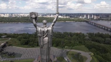 Ukrayna 'nın Kyiv kentinin mimarisi: Anavatan Anıtı' nın havadan görünüşü. Yavaş çekim