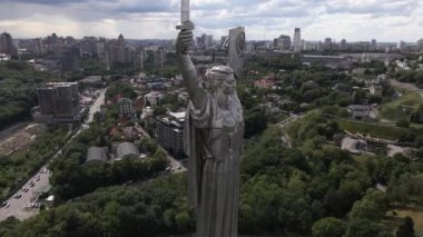Ukrayna 'nın Kyiv kentinin mimarisi: Anavatan Anıtı' nın havadan görünüşü. Yavaş çekim
