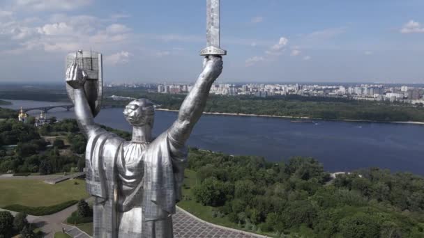 De architectuur van Kiev, Oekraïne: Luchtfoto van het Moederland Monument. Langzame beweging — Stockvideo